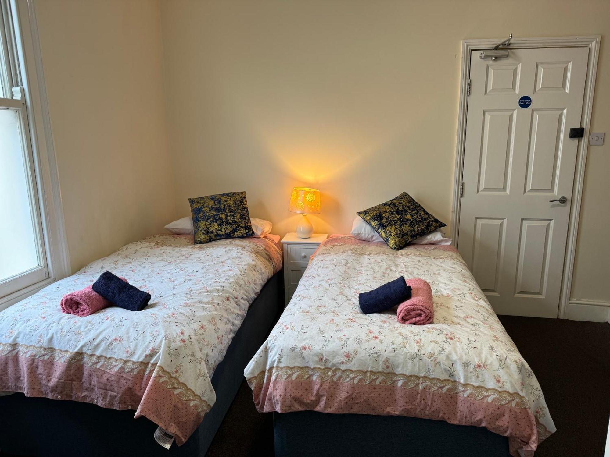 Comfortable Home Away From Home, Town Centre, Free Parking,Multiple Rooms Cheltenham Ngoại thất bức ảnh